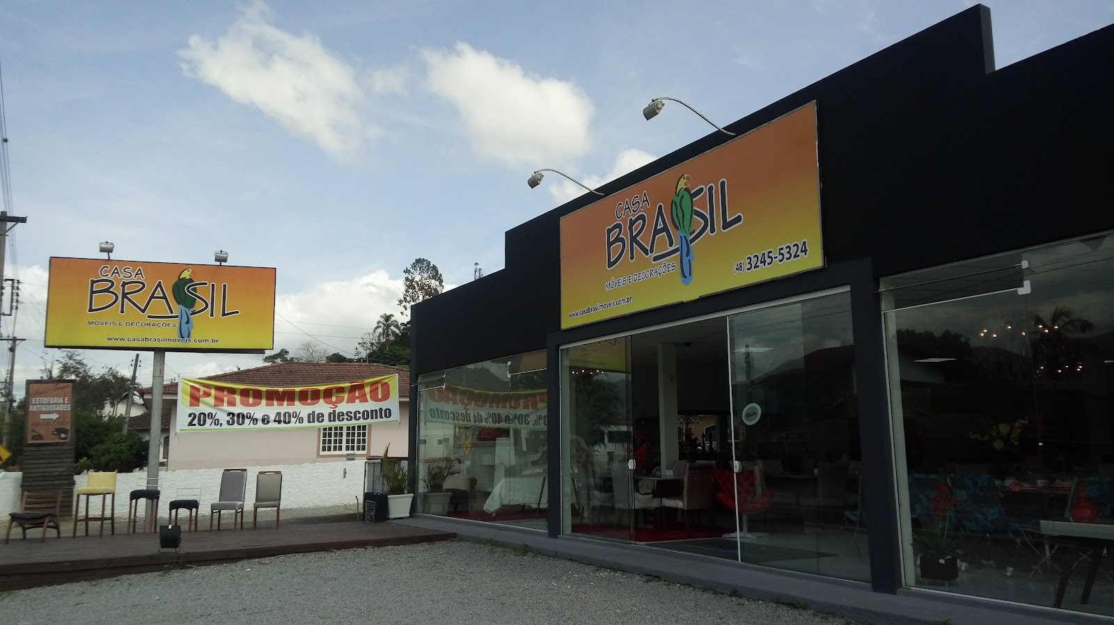Fachada da Casa Brasil Móveis e Decorações com a vitrine